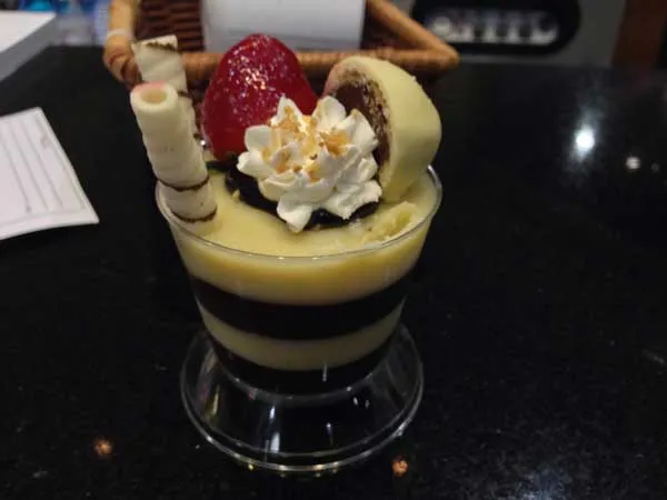 Empório Della - Docinhos: Copinho de Chocolate com Morango