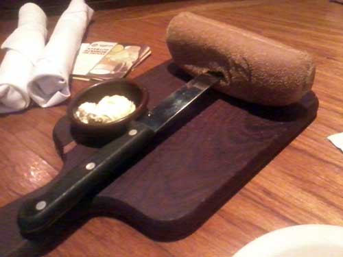 Outback Steakhouse - Entrada: Pão com Manteiga